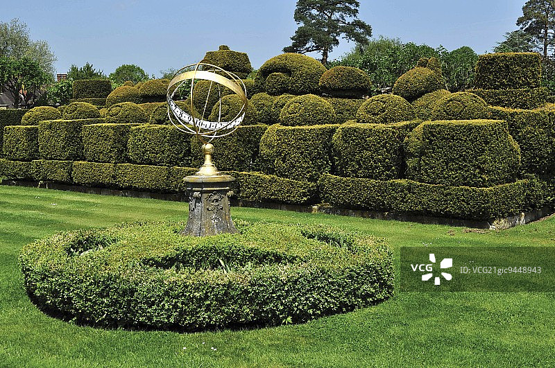 英格兰肯特郡赫弗城堡花园中的国际象棋棋子黄杨图片素材