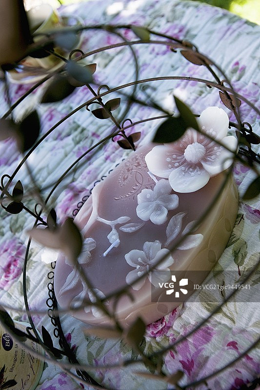 带有花卉装饰的浪漫蛋糕图片素材