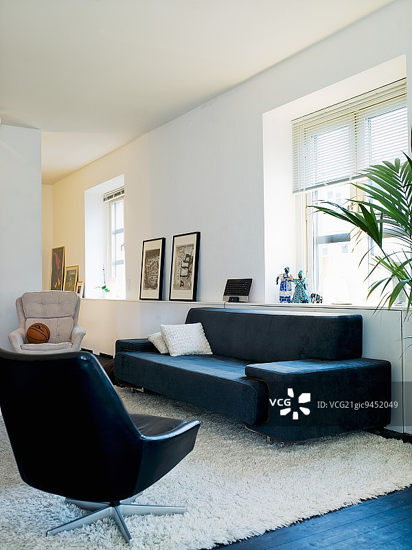 带有黑白座椅的客厅图片素材