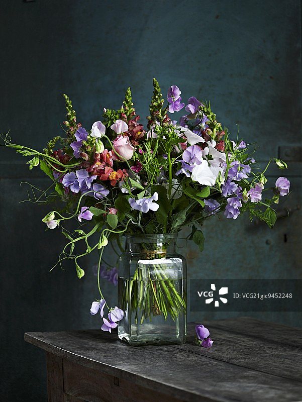 木桌上的一束香豌豆图片素材