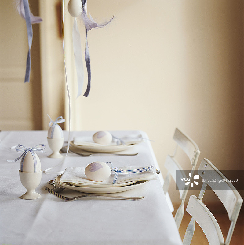 为复活节准备的餐桌图片素材