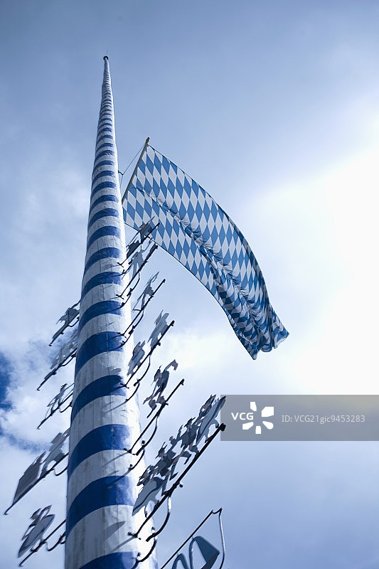 蓝天白云下的五月柱和旗帜（德国）图片素材