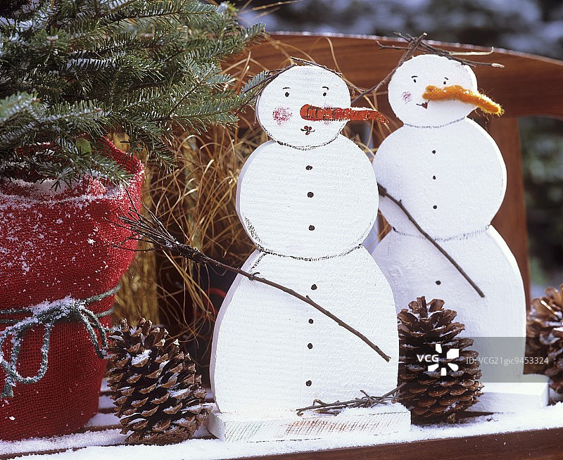 花园长椅上的木制雪人图片素材