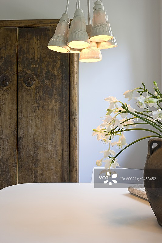 复古风餐厅餐桌瓷灯罩乡村风格背景图片素材