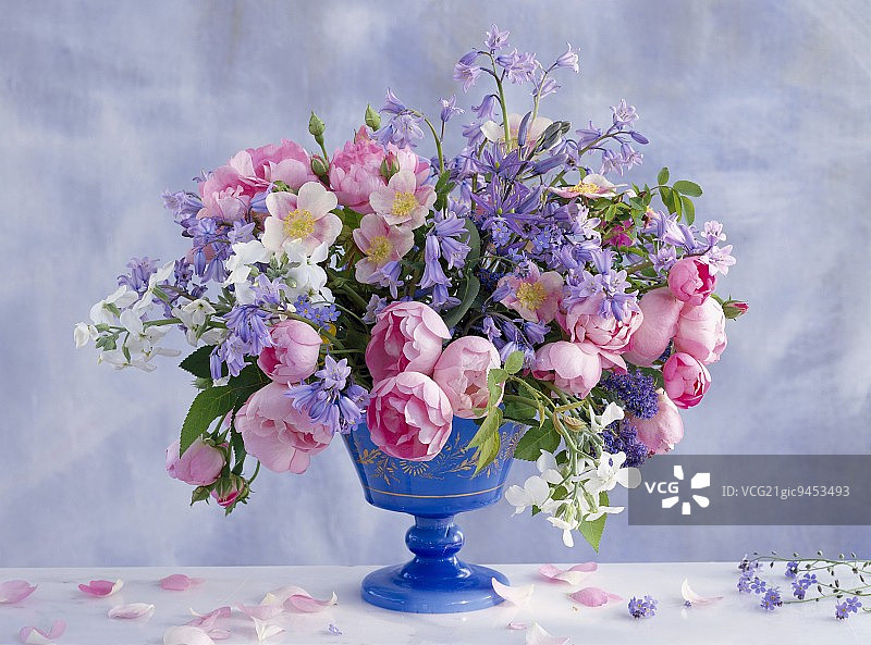 夏季玫瑰、风铃草、甜火箭、紫罗兰花束图片素材