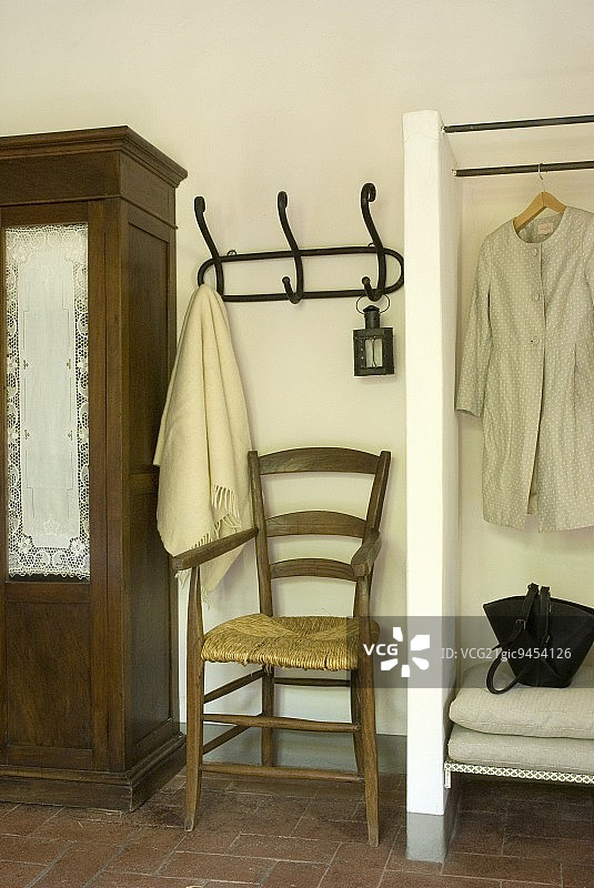 走廊里的椅子、衣帽钩和衣架图片素材