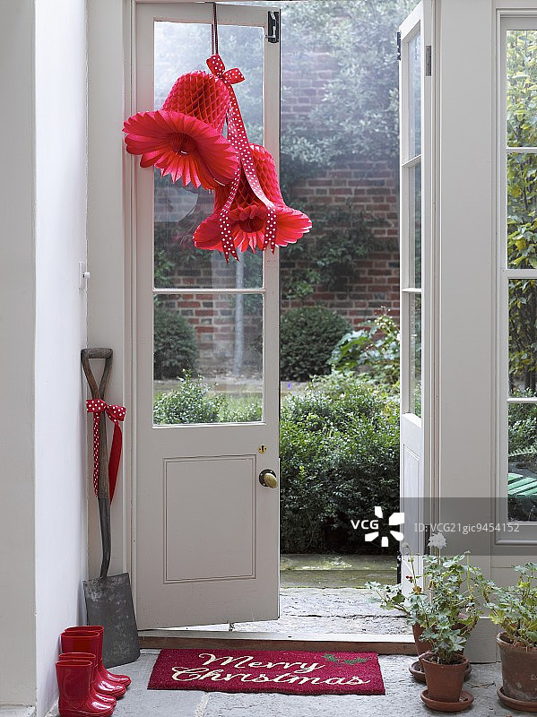 挂在门上的红色蜂窝纸装饰铃铛图片素材