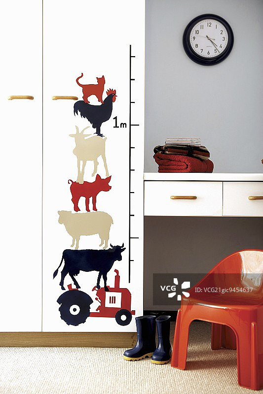 儿童房墙上，靠着尺子绘制的动物图片素材