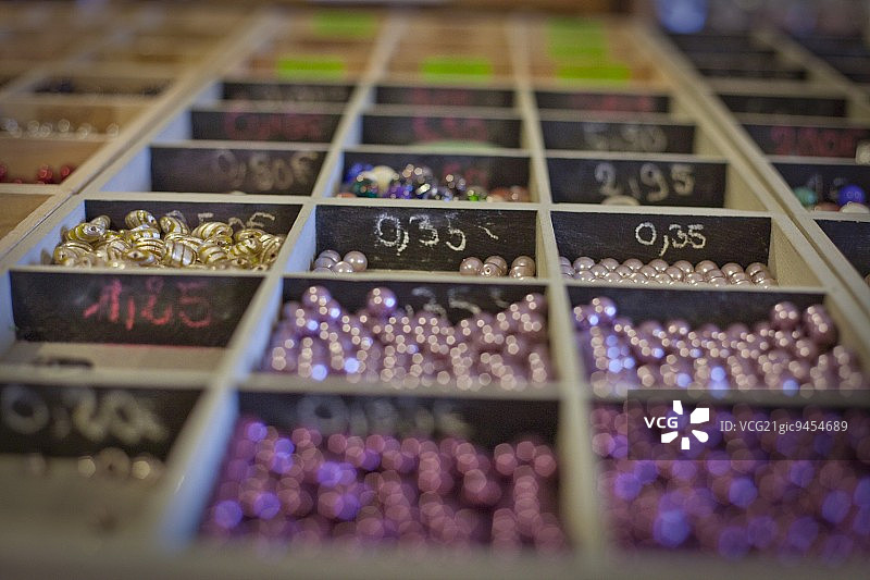 工艺品商店里的各种塑料珠子图片素材