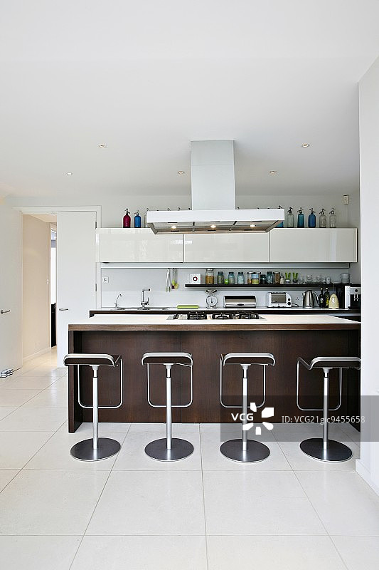 开放式厨房中厨房柜台前的酒吧凳图片素材