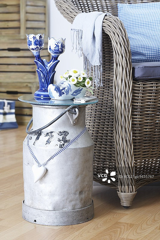荷兰风格牛奶桶边桌和柳条椅与靠垫图片素材