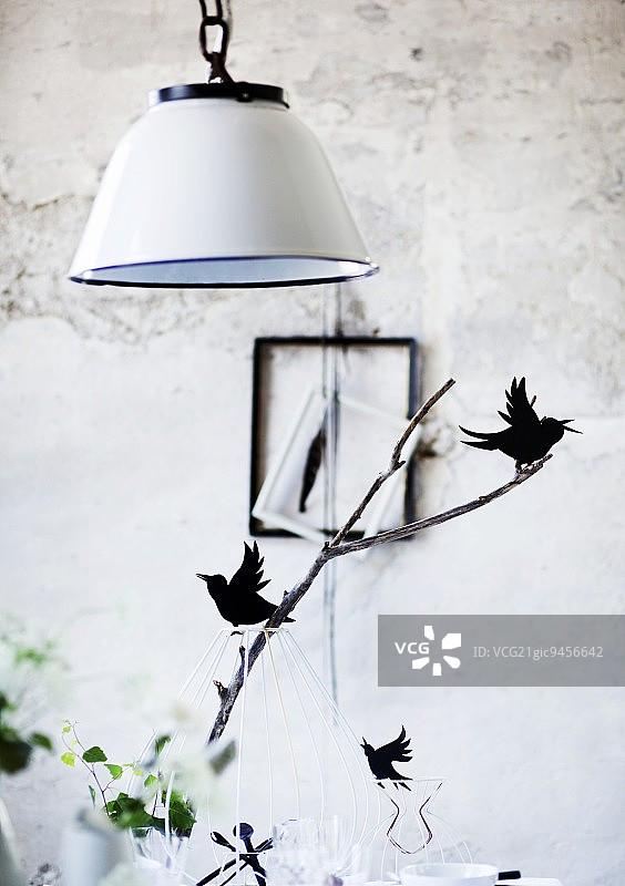 白色金属灯罩吊灯图片素材