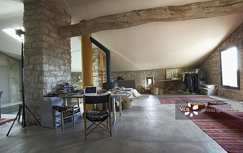 开放式室内设计：地中海乡村住宅的石墙图片素材