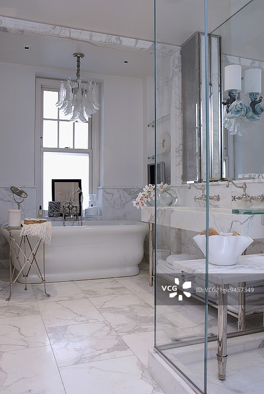 具有众多元素的俏皮复古风格后现代浴室图片素材