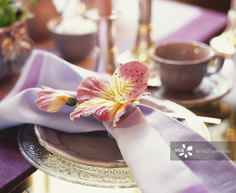 盘中布艺花朵与餐巾图片素材