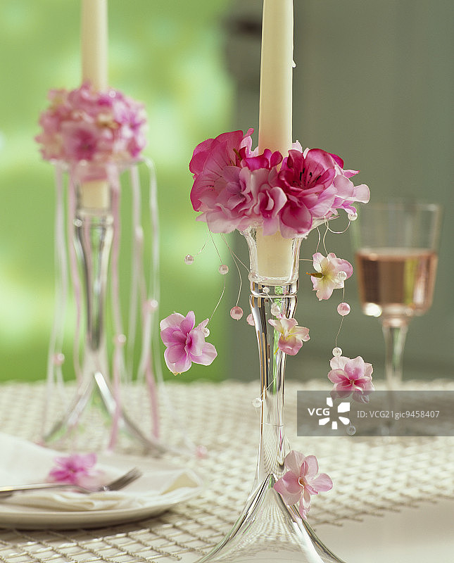 带有粉色丝绸花环的烛台图片素材