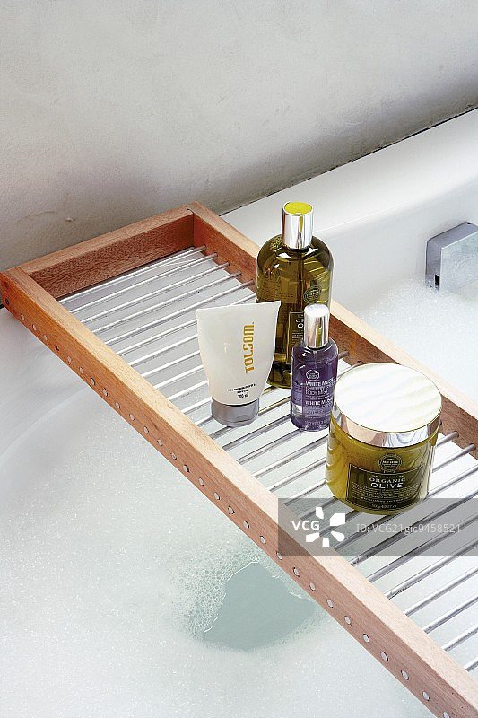 浴缸上的洗漱用品架图片素材