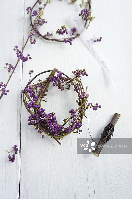 系紫珠果浆花环图片素材