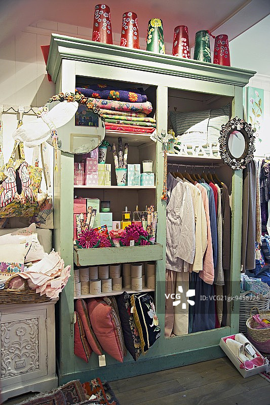 别致的商店：展示商品的无门彩绘衣柜图片素材