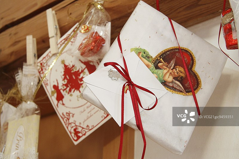 用丝带固定的圣诞礼物图片素材