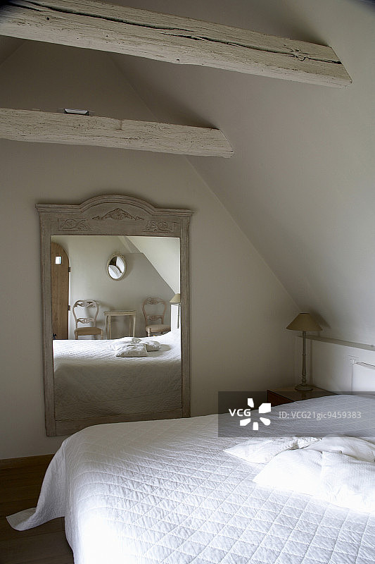 屋檐下的卧室图片素材