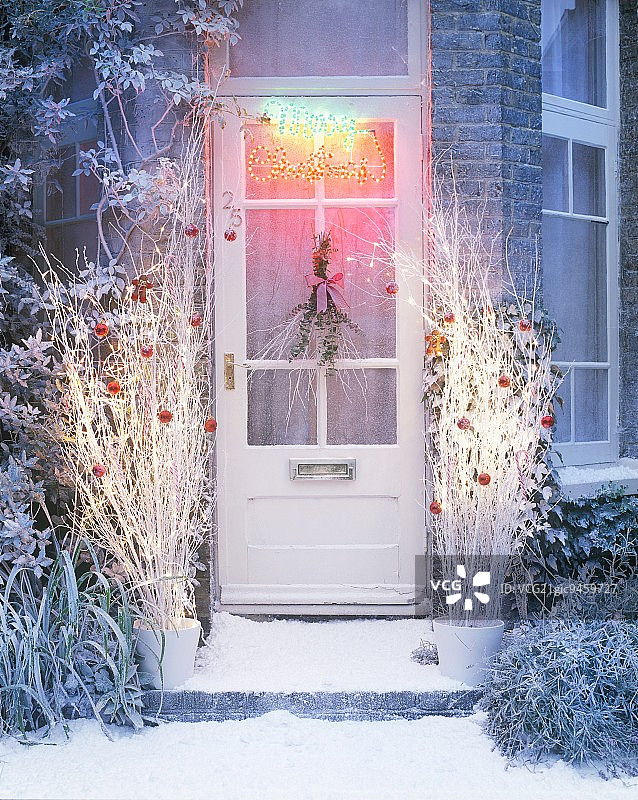 带有圣诞装饰的前门图片素材