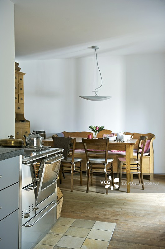 现代厨房中的早餐桌椅图片素材