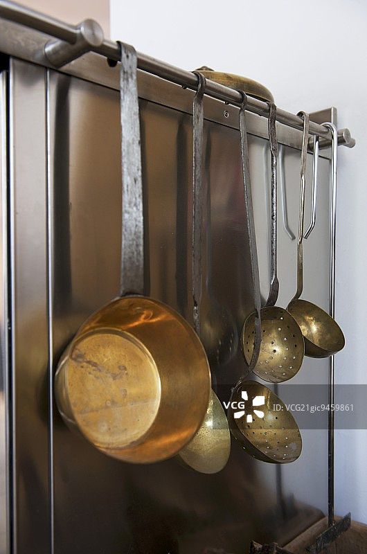 烤箱旁的铜制炊具图片素材