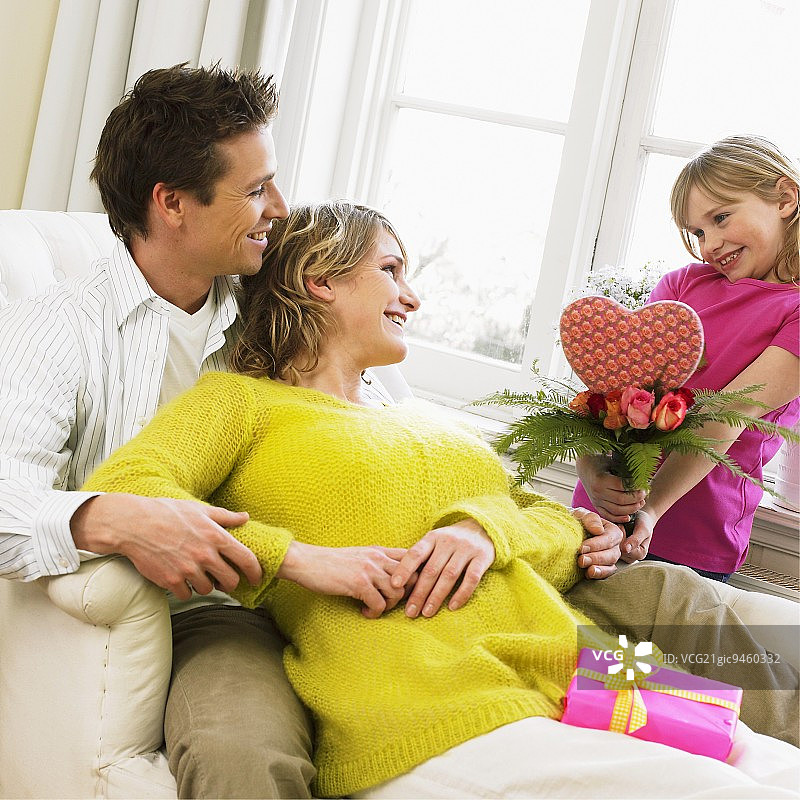 女孩送给父母一束心形花束图片素材