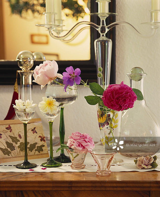 利口酒和插有单支鲜花的葡萄酒杯图片素材