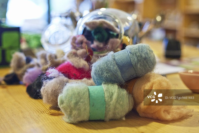 工艺品店中的多种毛毡球图片素材