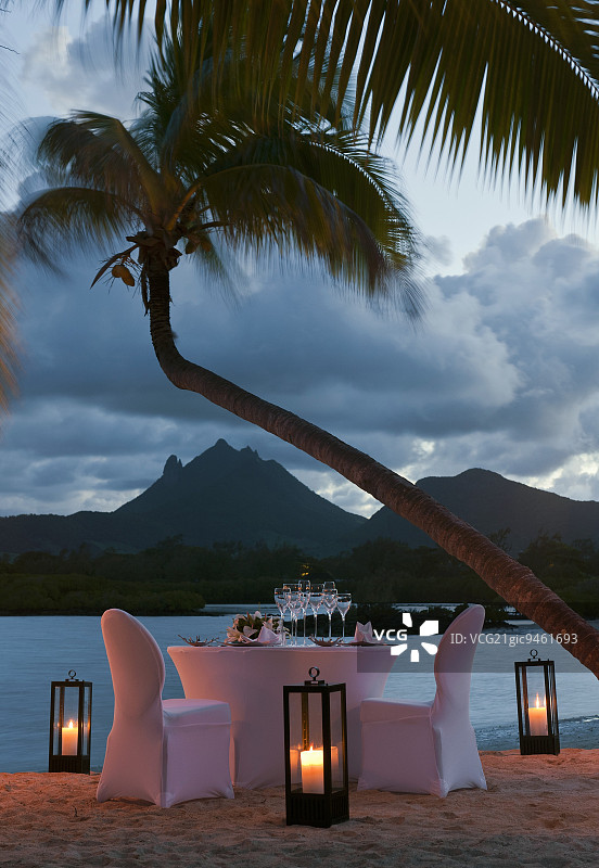 黄昏时分毛里求斯海滩上的两人餐桌图片素材