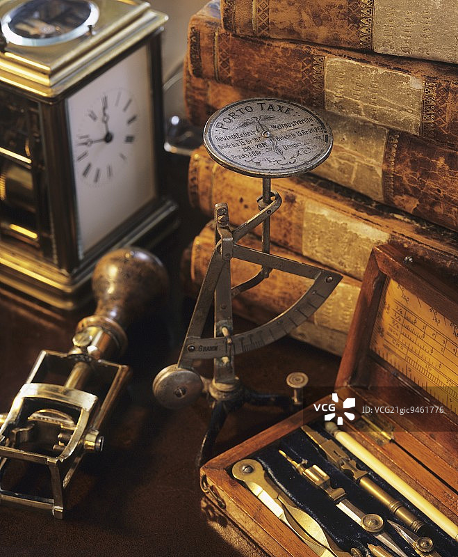 古董书籍、书写工具、信件秤和时钟图片素材