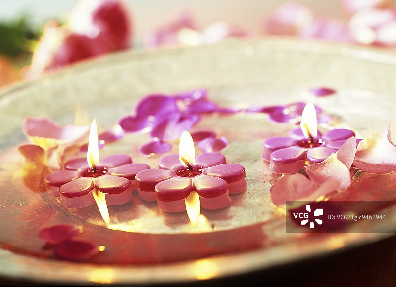 中东风格的漂浮蜡烛图片素材