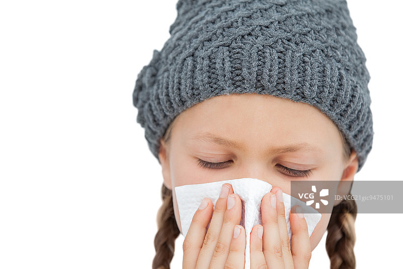 生病的小女孩拿着手帕图片素材