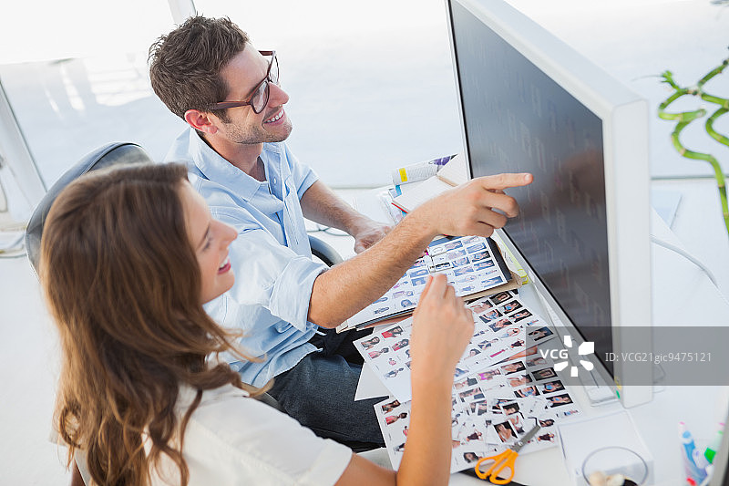 有魅力的照片编辑在办公室的电脑上工作图片素材