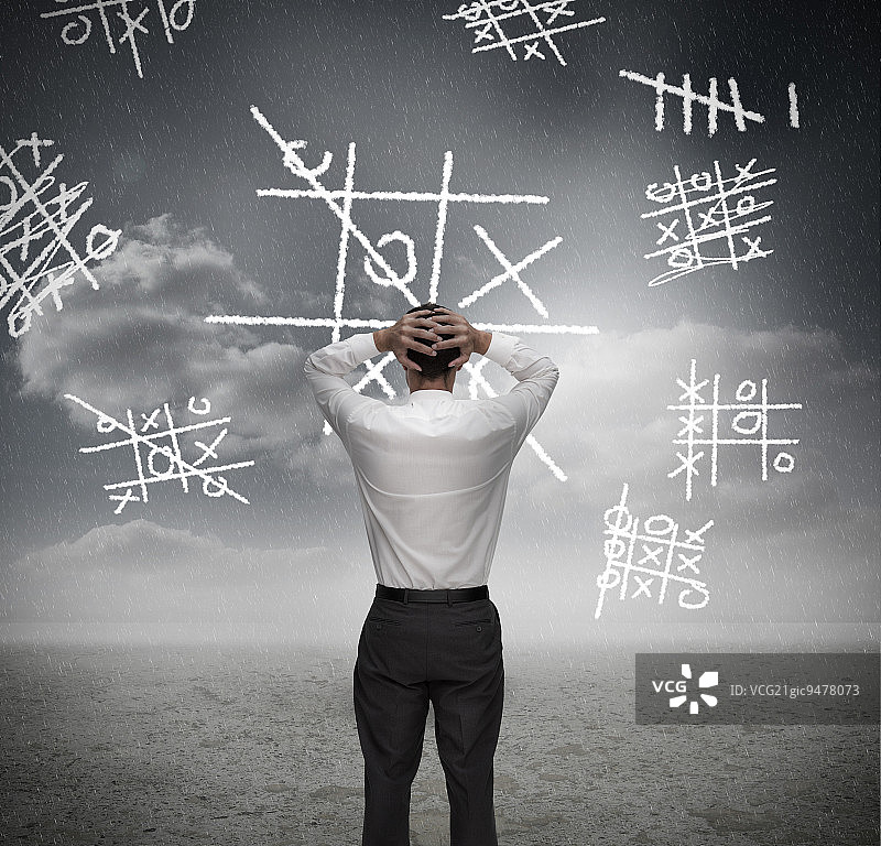 焦虑的商人输了井字游戏，双手抱头图片素材