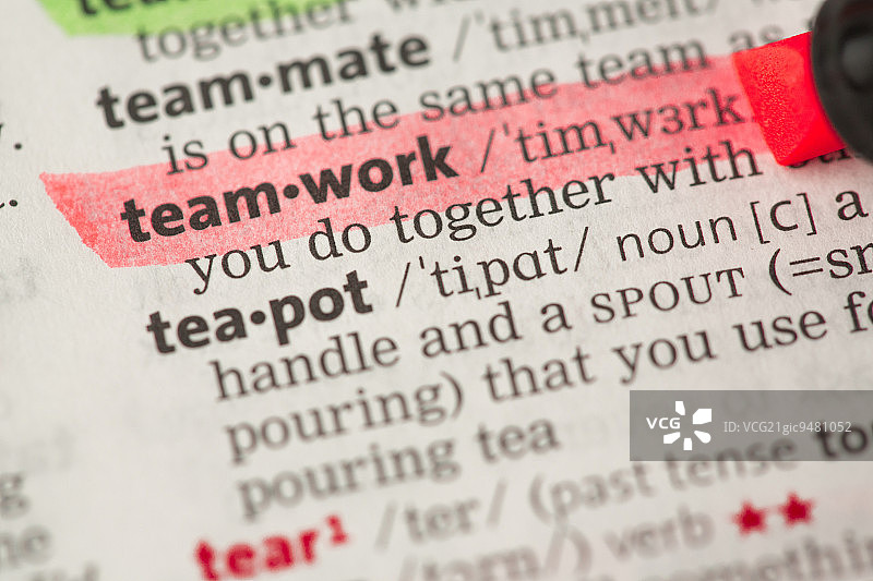 词典中用红色突出显示的“团队合作”定义图片素材