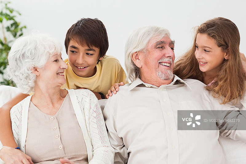 祖孙在沙发上聊天欢笑图片素材