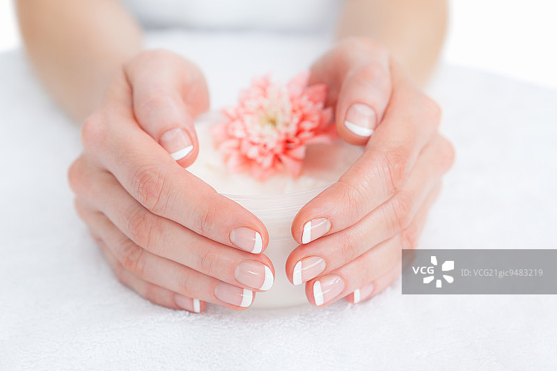 法式美甲和鲜花特写图片素材