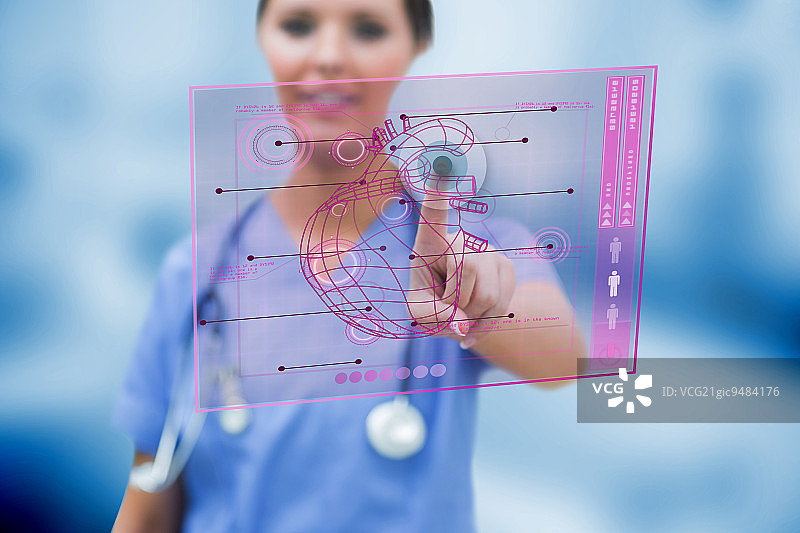 心脏病专家在医院触摸医疗界面图片素材