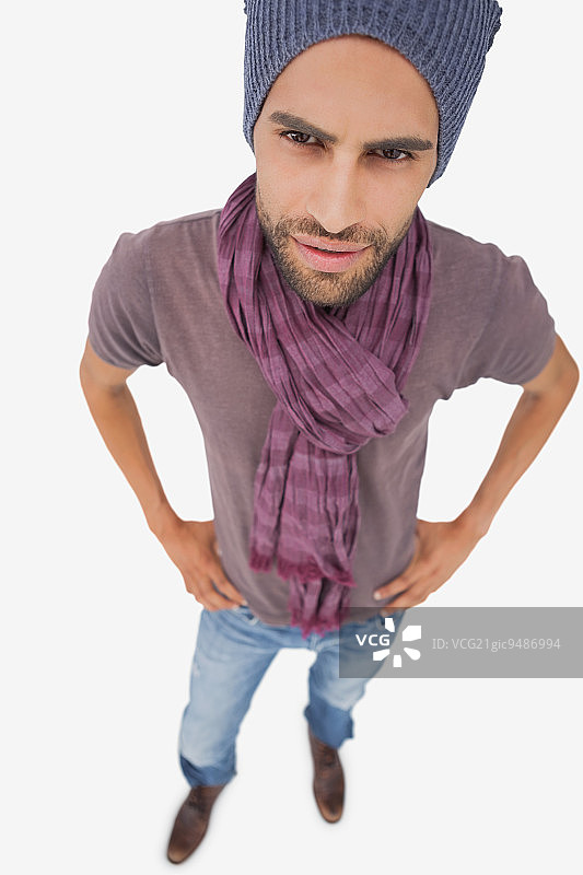 白色背景上时尚年轻男人的高角度视图图片素材