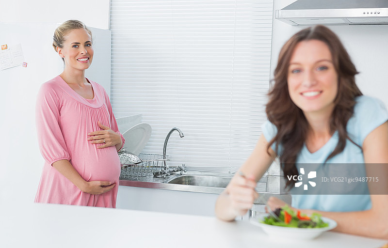 朋友们在厨房里午休图片素材