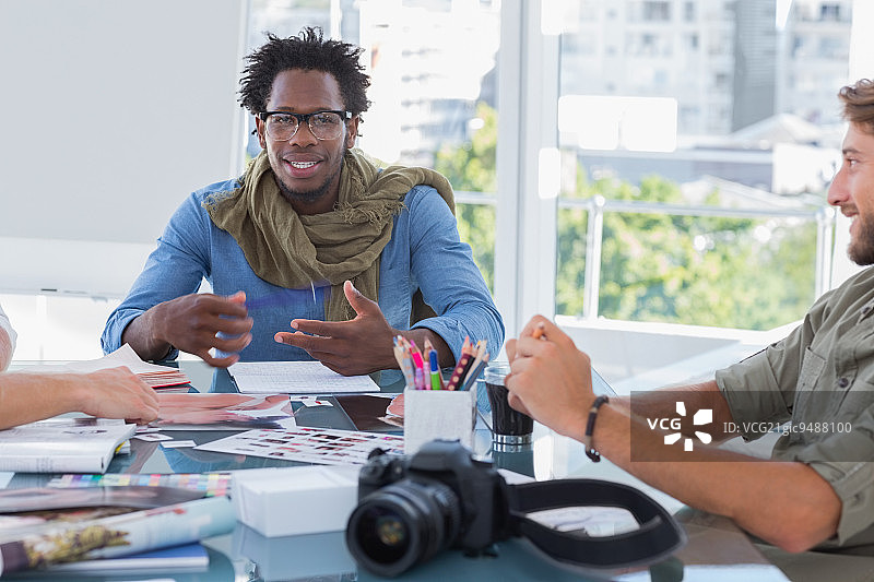 摄影师在明亮的办公室里集思广益图片素材