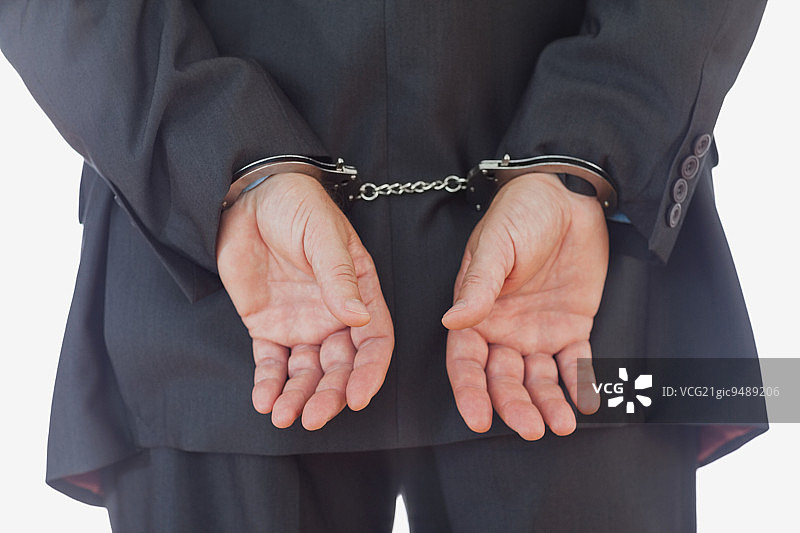 商务人士戴着手铐的背影图片素材