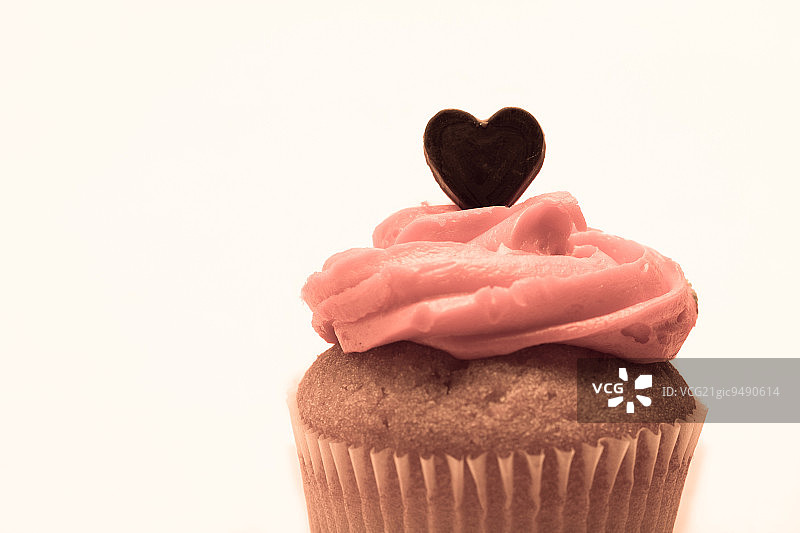 情人节纸杯蛋糕与粉色糖霜巧克力爱心图片素材