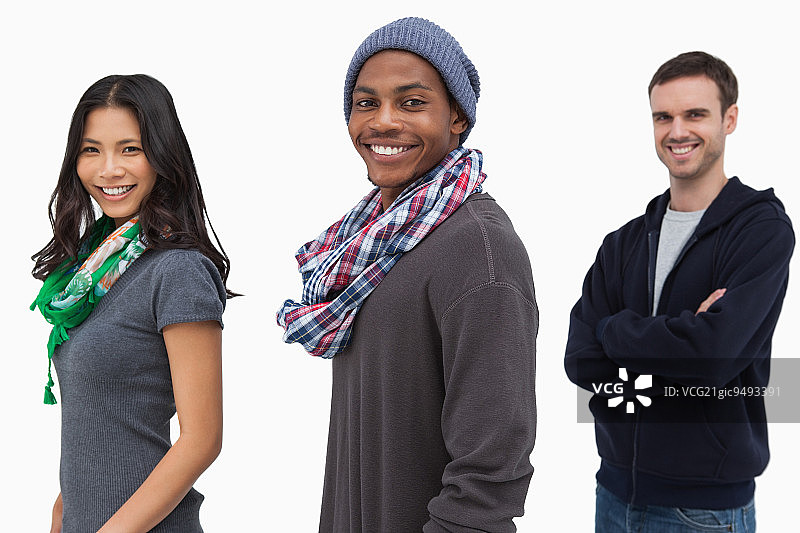 白色背景上微笑的时尚年轻人图片素材