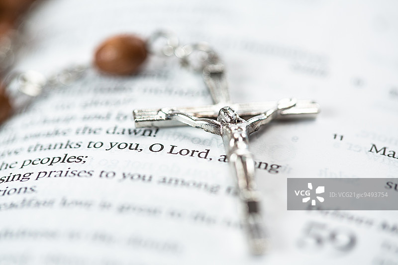 放在打开的圣经页面的十字架图片素材