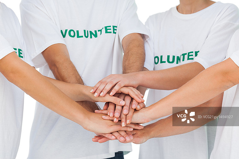 志愿者们手牵手，团结合作图片素材