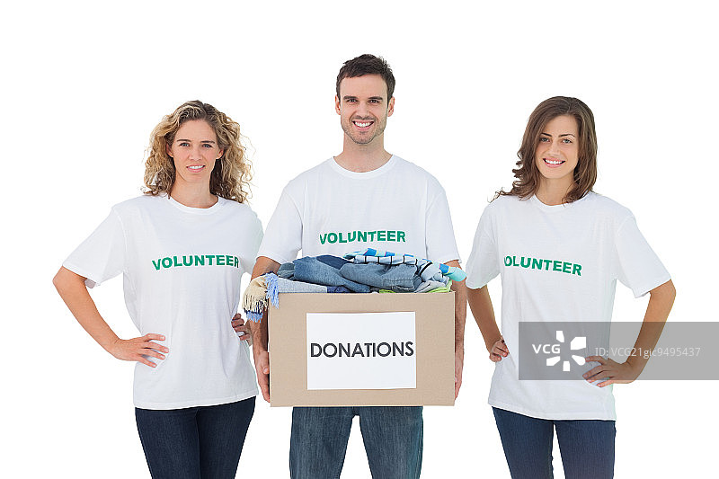微笑的志愿者团队在白色背景上拿着捐款箱图片素材